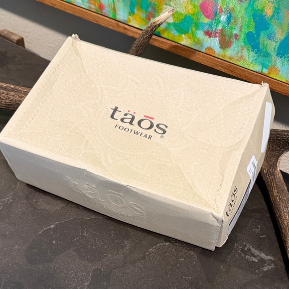 Taos Footwear High-Top Sneakers- NWT! - Picture 5 of 5